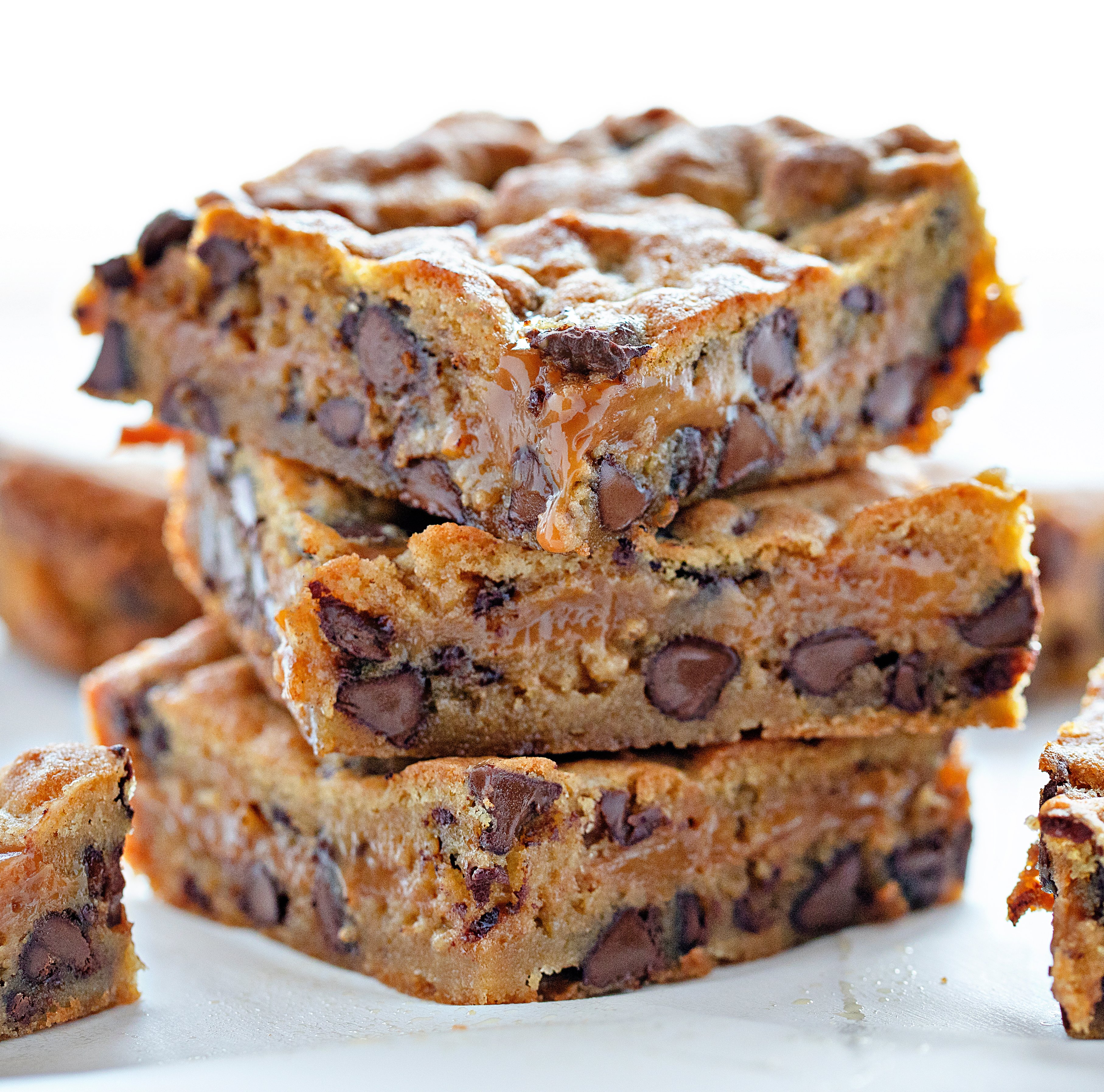 A layer of caramel sauce perfectly sandwiched between layers of the best chocolate chip cookie... it's just plain amazing! #caramelbars #chocolatechipcaramelbars #bars #dessert #recipes #baking #chocolate #caramel #iambaker 焦糖巧克力条