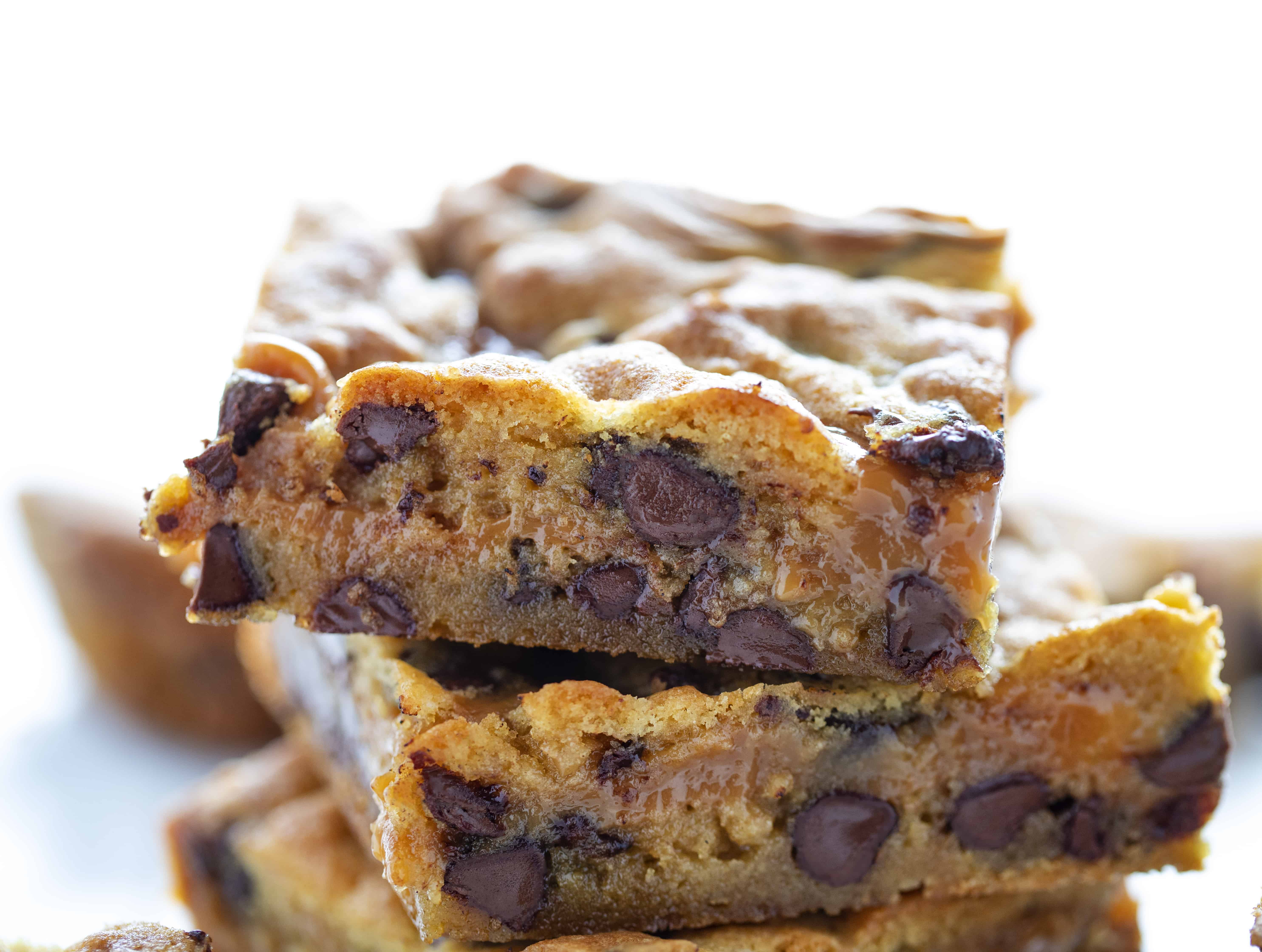 A layer of caramel sauce perfectly sandwiched between layers of the best chocolate chip cookie... it's just plain amazing! #caramelbars #chocolatechipcaramelbars #bars #dessert #recipes #baking #chocolate #caramel #iambaker 焦糖巧克力曲奇棒配方