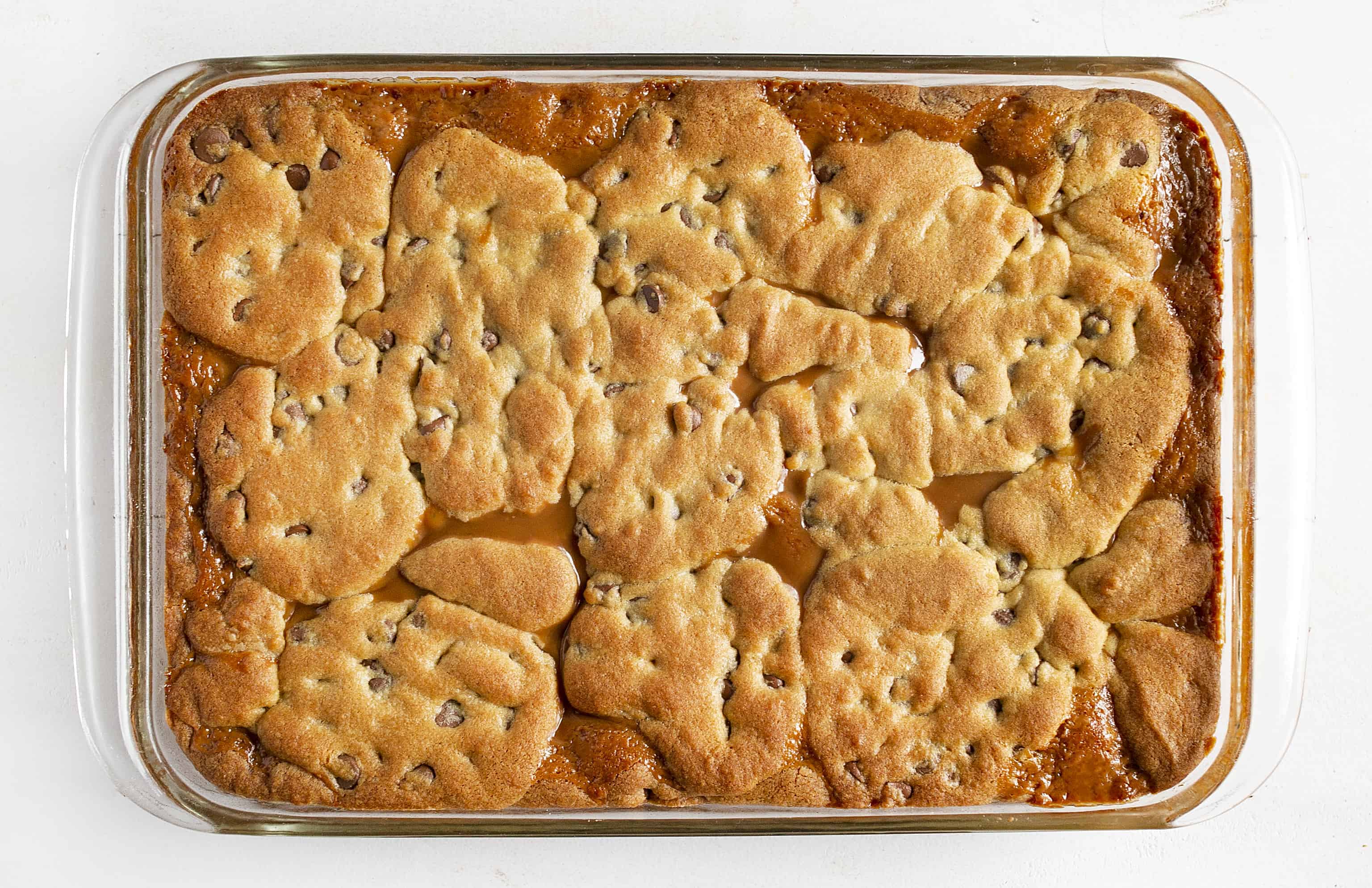 A layer of caramel sauce perfectly sandwiched between layers of the best chocolate chip cookie... it's just plain amazing! #caramelbars #chocolatechipcaramelbars #bars #dessert #recipes #baking #chocolate #caramel #iambaker 焦糖巧克力曲奇棒