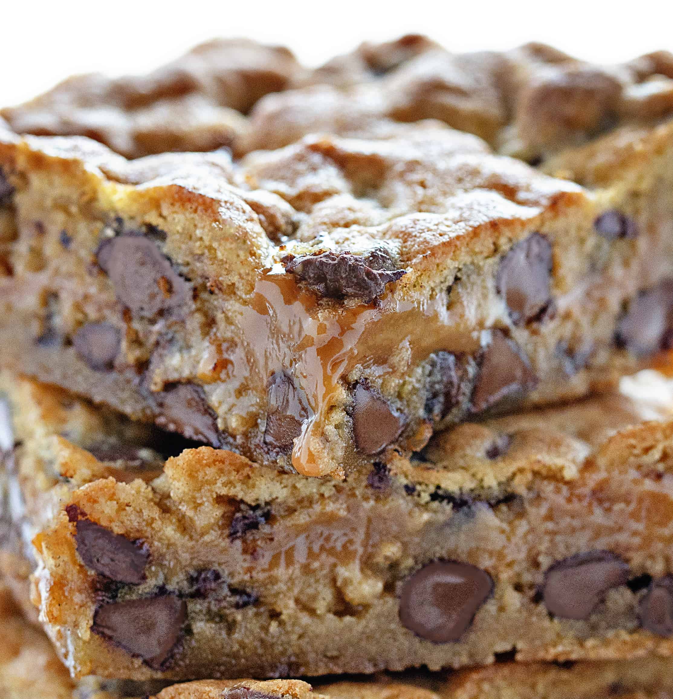 A layer of caramel sauce perfectly sandwiched between layers of the best chocolate chip cookie... it's just plain amazing! #caramelbars #chocolatechipcaramelbars #bars #dessert #recipes #baking #chocolate #caramel #iambaker 软软的焦糖巧克力条