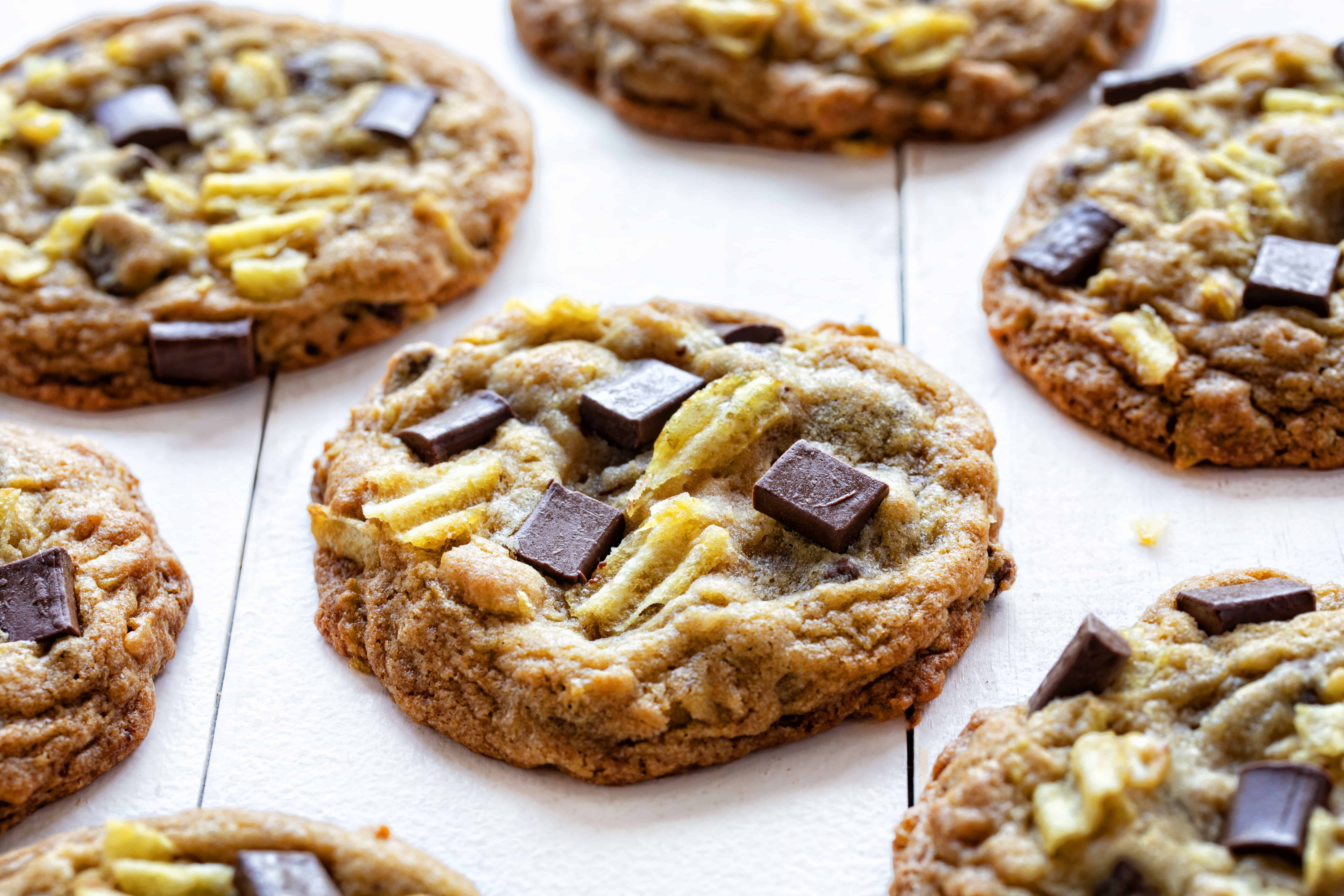 These Potato Chip Chocolate Chip Cookies are perfect for folks who love a little salty and a lot sweet! #potatochipcookies #potatochipchocolatechipcookies #cookies #baking #recipes #uniquecookies #iambaker 薯片巧克力饼干gydF4y2Ba