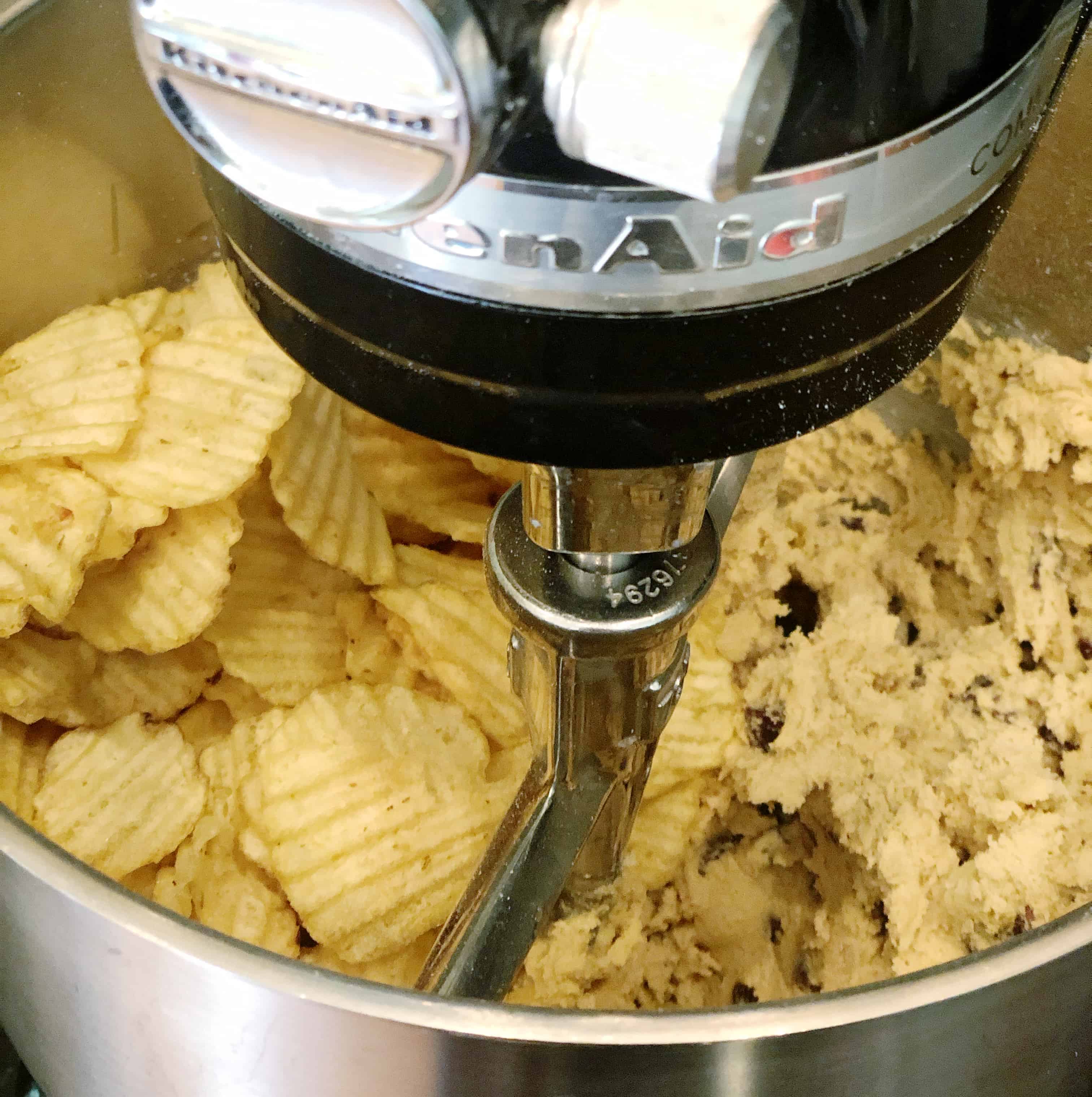 These Potato Chip Chocolate Chip Cookies are perfect for folks who love a little salty and a lot sweet! #potatochipcookies #potatochipchocolatechipcookies #cookies #baking #recipes #uniquecookies #iambaker 薯片曲奇gydF4y2Ba
