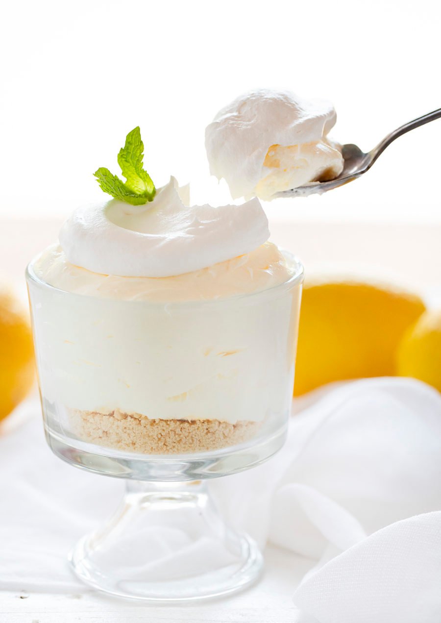 柠檬奶油冻冻糕玻璃上用勺子取出一口。