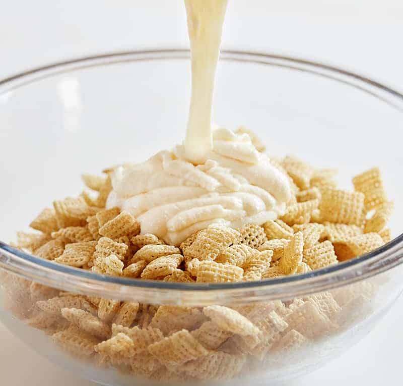 Banana Pudding Puppy Chow--a banana flavored twist to the classic puppy chow (muddy buddies) recipe #bananapuddingpuppychow #muddybuddies #bananapuddingmix #chexcereal #almondbark #ricechex #iambaker 加入布丁混合物和杏仁皮作为香蕉布丁小狗餐