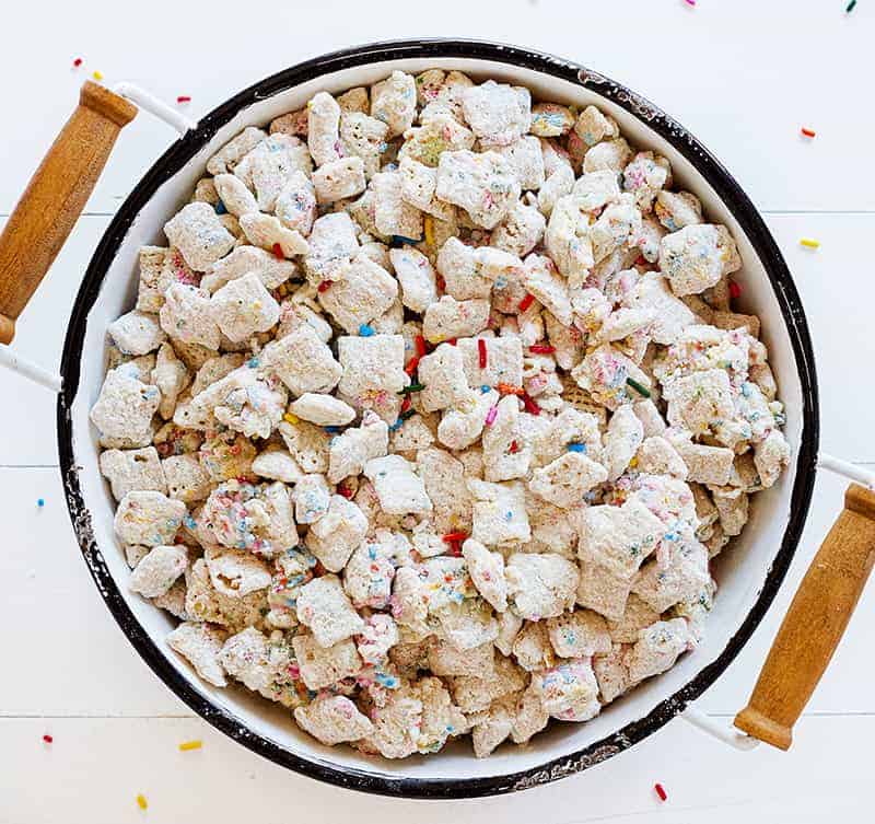 This Birthday Cake Puppy Chow tastes exactly like cake! Just four simple ingredients and you have an easy snack the kids will beg you for! #puppychow #muddiebuddies #birthdaycakepuppychow #birthdaycakemuddiebuddies #funfettipuppychow #sprinklespuppychow #funfettimuddiebuddies #snack #easysnacks #iambaker 生日蛋糕小狗餐碗