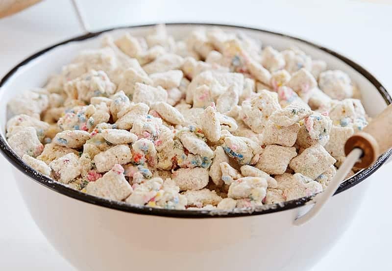 This Birthday Cake Puppy Chow tastes exactly like cake! Just four simple ingredients and you have an easy snack the kids will beg you for! #puppychow #muddiebuddies #birthdaycakepuppychow #birthdaycakemuddiebuddies #funfettipuppychow #sprinklespuppychow #funfettimuddiebuddies #snack #easysnacks #iambaker 生日蛋糕小狗饲料食谱在一个碗