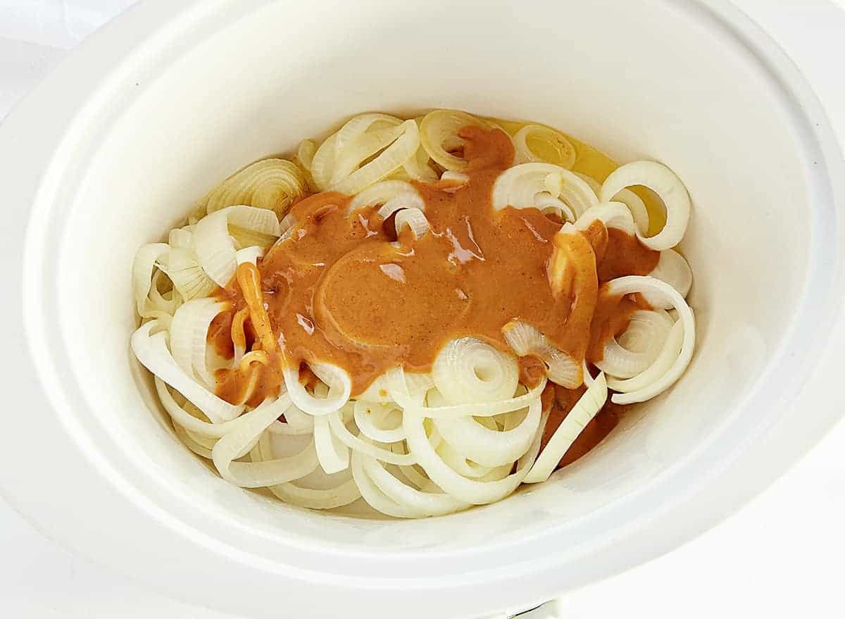 Get your summer off to the best start with slow cooker brats and marinated onions! #slowcooker #slowcookermeals #slowcookerrecipes #slowcookersummermeals #slowcookersummerrecipes #Bratwursts #slowcookerbrats #beerbrats #slowcookerbeerbrats #brats #summermeals #iambaker #labordayfoodideas #recipes 焦糖洋葱和酱给啤酒的后代gydF4y2Ba