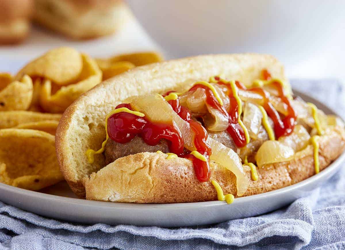 Get your summer off to the best start with slow cooker brats and marinated onions! #slowcooker #slowcookermeals #slowcookerrecipes #slowcookersummermeals #slowcookersummerrecipes #Bratwursts #slowcookerbrats #beerbrats #slowcookerbeerbrats #brats #summermeals #iambaker #labordayfoodideas #recipes 慢炖锅啤酒的后代与焦糖洋葱面包gydF4y2Ba