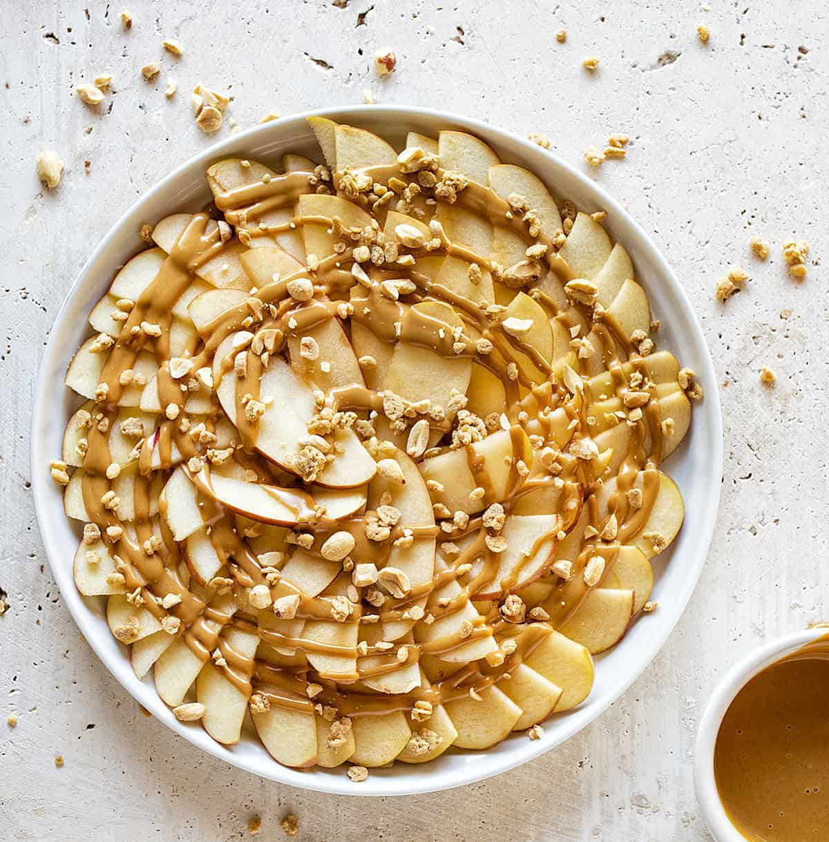 Apple Nachos with Peanut Butter are the perfect after-school snack! Easy to do, a few simple ingredients, and LOADS of happy faces! #applenachos #dessertnachos #afterschoolsnack #easyrecipes #kidrecipes #iambaker 苹果与花生酱烤干酪辣味玉米片