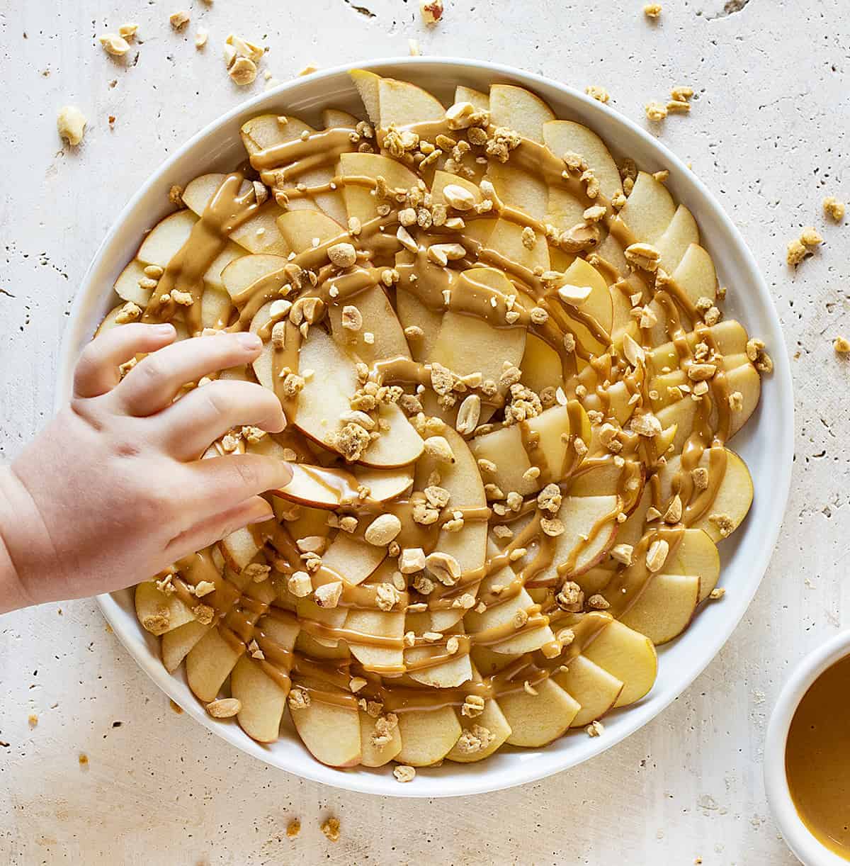 Apple Nachos with Peanut Butter are the perfect after-school snack! Easy to do, a few simple ingredients, and LOADS of happy faces! #applenachos #dessertnachos #afterschoolsnack #easyrecipes #kidrecipes #iambaker 苹果与孩子捡起烤干酪辣味玉米片
