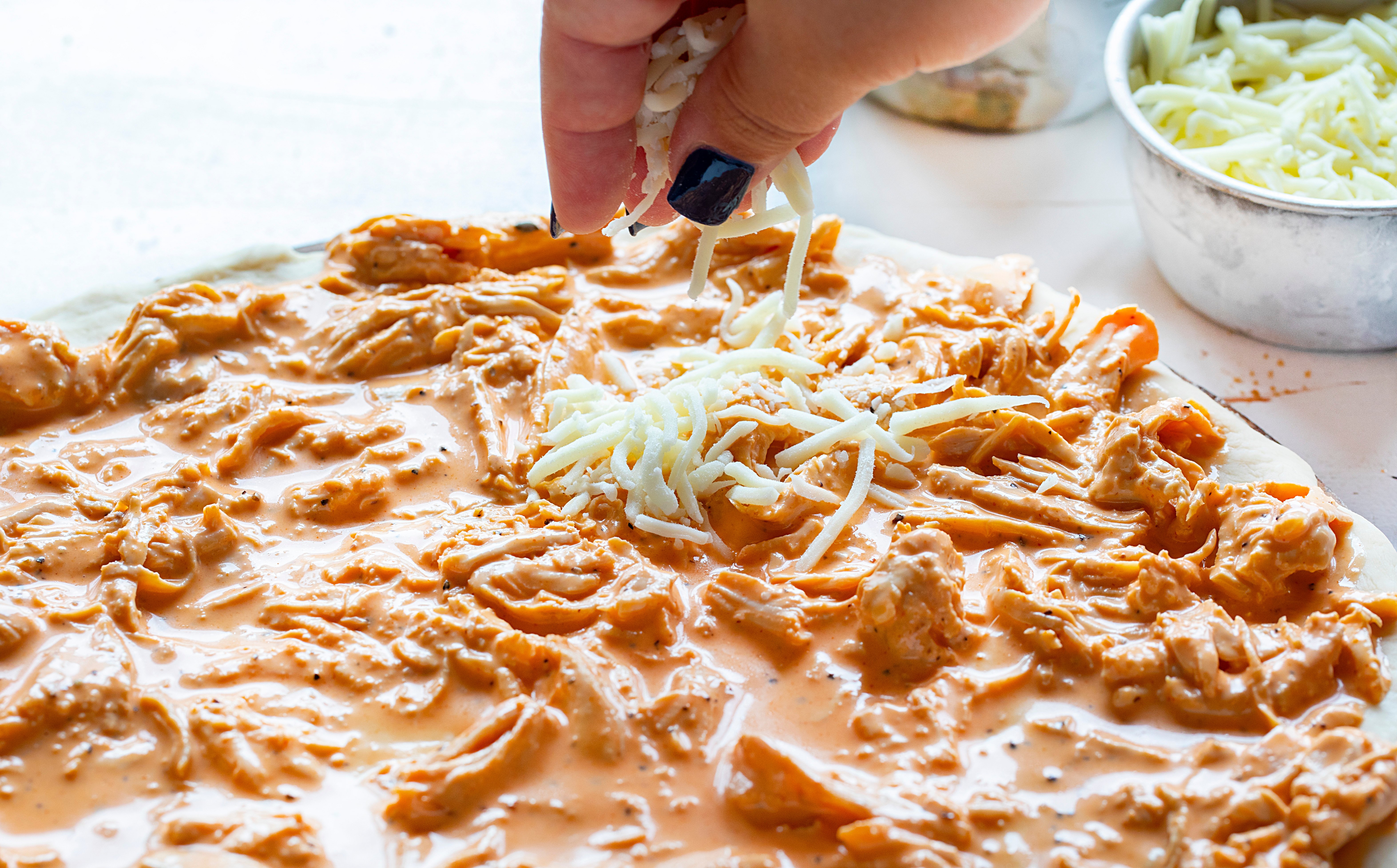 Get ready for the BEST Buffalo Chicken Pizza EVER! #buffalochicken #buffalochickenpizza #chickenpizza #buffalopizza #pizzarecipes #homemadepizza #pizzadough #iambaker 水牛城鸡肉披萨