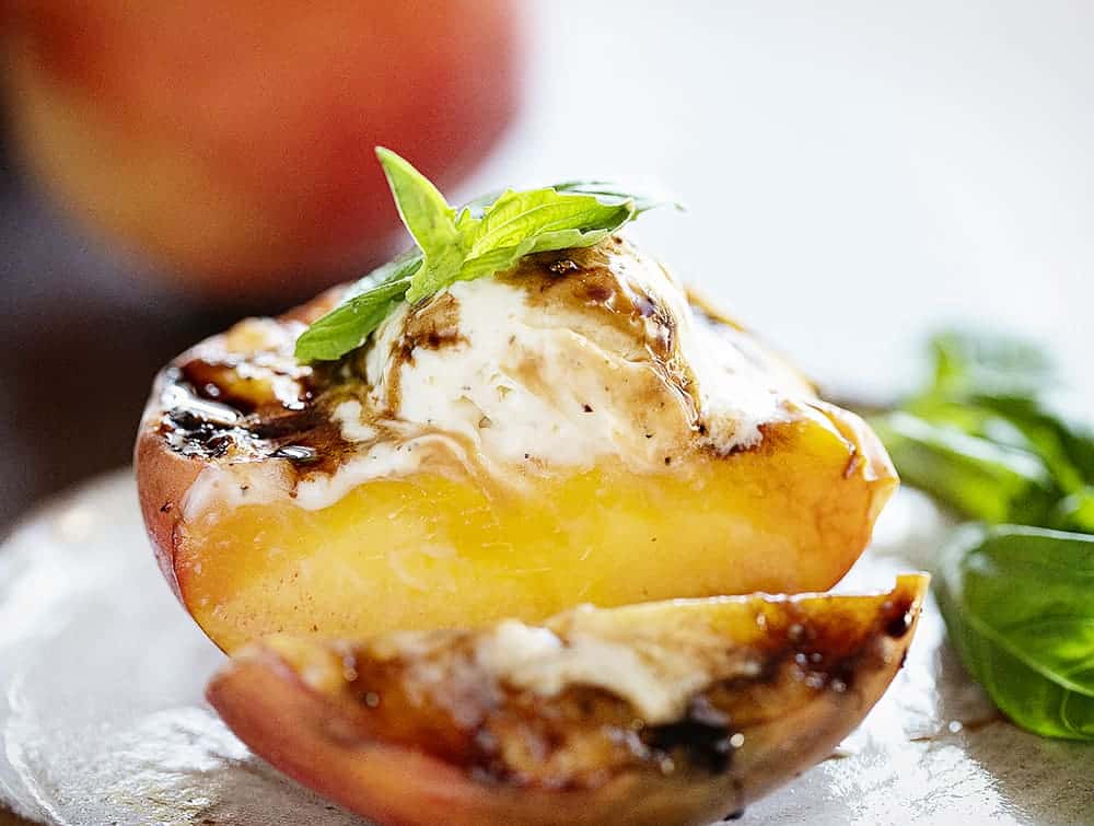 Grilled Peaches with Mascarpone and Balsamic Reduction are the PERFECT way to celebrate summer! #peaches #grilledpeaches #balsamicreduction #grilledsummerdesserts #mascarpone #iambaker 片烤与马斯桃子