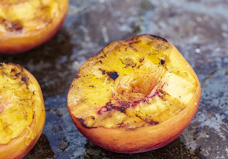Grilled Peaches with Mascarpone and Balsamic Reduction are the PERFECT way to celebrate summer! #peaches #grilledpeaches #balsamicreduction #grilledsummerdesserts #mascarpone #iambaker #recipes #grilling #labordayrecipes 完美的烧烤桃子与马斯和减少香烤桃子