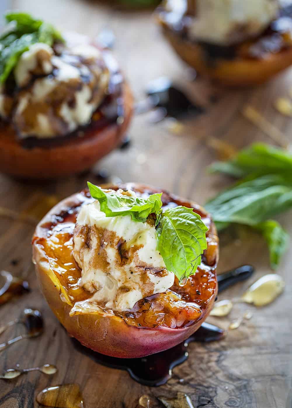 Grilled Peaches with Mascarpone and Balsamic Reduction are the PERFECT way to celebrate summer! #peaches #grilledpeaches #balsamicreduction #grilledsummerdesserts #mascarpone #iambaker 减少烤桃子马斯和香加上罗勒叶