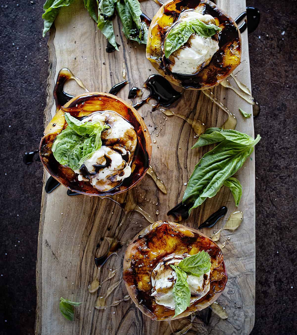 Grilled Peaches with Mascarpone and Balsamic Reduction are the PERFECT way to celebrate summer! #peaches #grilledpeaches #balsamicreduction #grilledsummerdesserts #mascarpone #iambaker #recipes #grilling #labordayrecipes 准备与马斯和减少香烤桃子