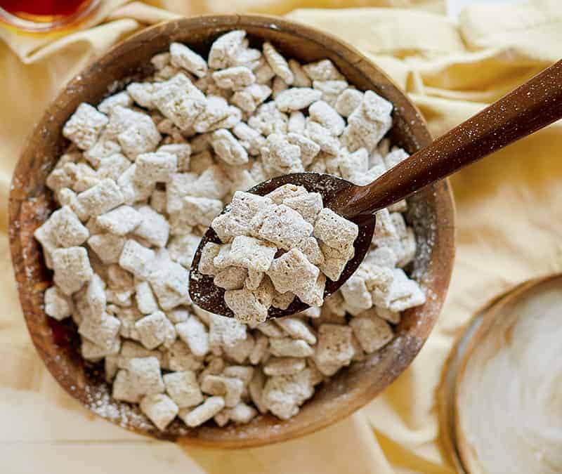 Take the classic puppy chow to a sweet level with Snickerdoodle Puppy Chow puppy chow, snickerdoodle, snickerdoodle puppy chow, chex cereal, rice chex 一勺士力架狗粮