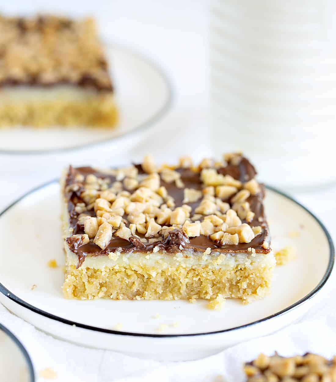 Chocolate Toffee Bars are a gooey delight with layers of flavor and satisfaction! iambaker, chocolate toffee bar, baking, desserts, chocolate toffee, toffee, dessert bars 一块太妃巧克力棒