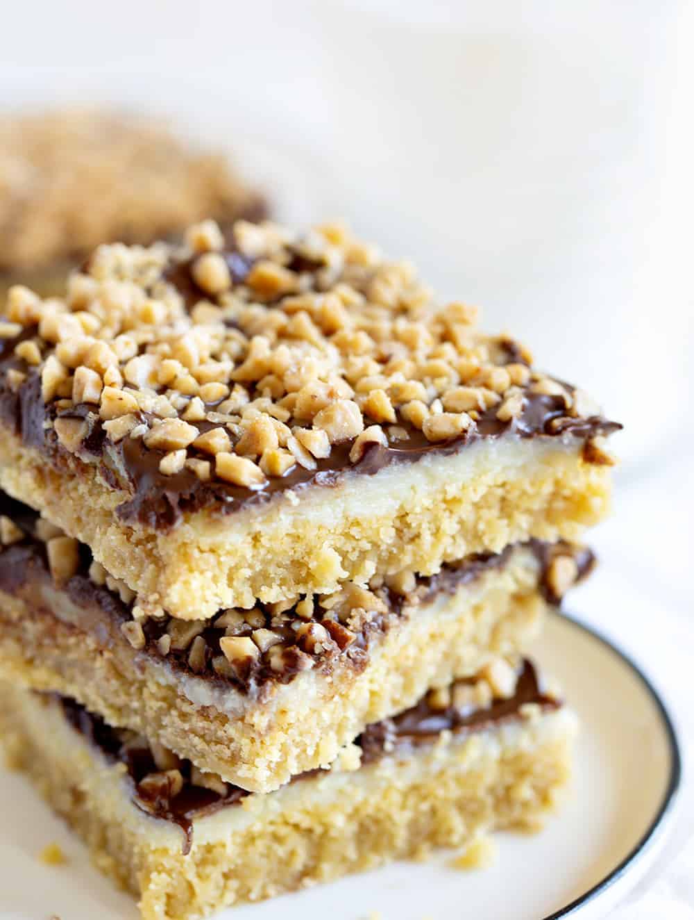 Chocolate Toffee Bars are a gooey delight with layers of flavor and satisfaction! iambaker, chocolate toffee bar, baking, desserts, chocolate toffee, toffee, dessert bars 堆叠的太妃巧克力棒