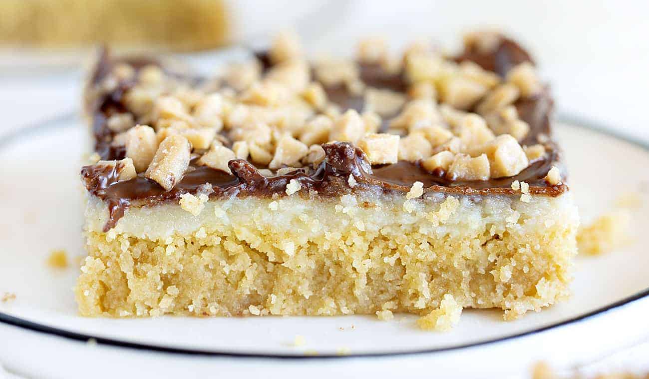 Chocolate Toffee Bars are a gooey delight with layers of flavor and satisfaction! iambaker, chocolate toffee bar, baking, desserts, chocolate toffee, toffee, dessert bars 一盘太妃巧克力