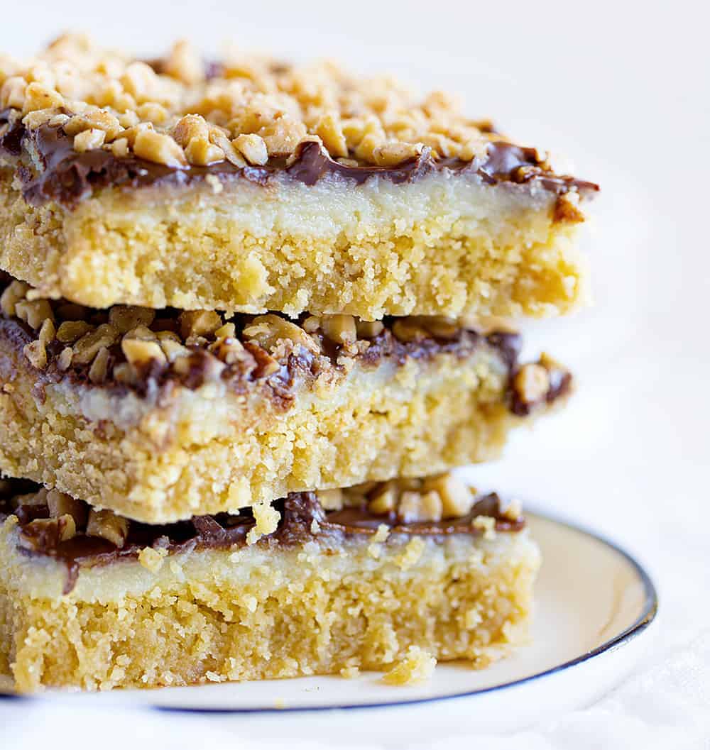 Chocolate Toffee Bars are a gooey delight with layers of flavor and satisfaction! iambaker, chocolate toffee bar, baking, desserts, chocolate toffee, toffee, dessert bars 巧克力太妃糖堆叠三层高