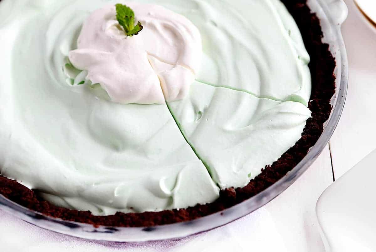 Peppermint Cream Pie pairs a creamy peppermint filling with a chocolate cookie crust! #peppermintwhippedcream #peppermint #peppermintcreampie #iambaker #christmas #baking #desserts 切一片薄荷奶油派