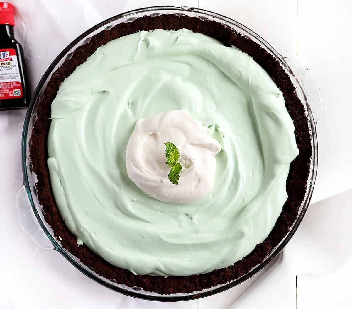 Peppermint Cream Pie pairs a creamy peppermint filling with a chocolate cookie crust! #peppermintwhippedcream #peppermint #peppermintcreampie #iambaker #christmas #baking #desserts 薄荷奶油派的俯视图