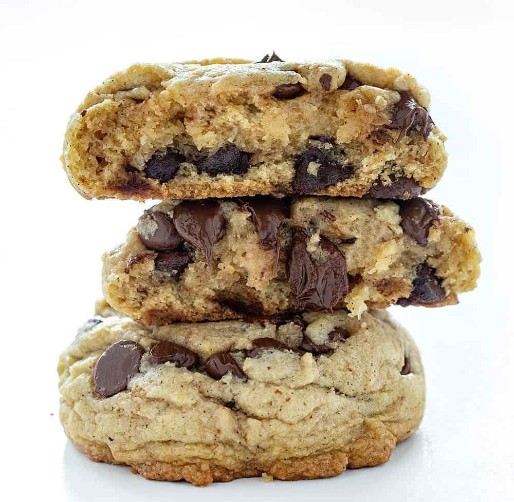 Pumpkin Spice Chocolate Chip Cookies add a hint of pumpkin spice to everyone's favorite cookie! pumpkin spice chocolate chip cookie, pumpkin spice, homemade pumpkin spice, iambaker, fall treats, pumpkin, desserts, cookies, baking, chocolate chip cookies 堆叠和破碎的南瓜香料巧克力饼干