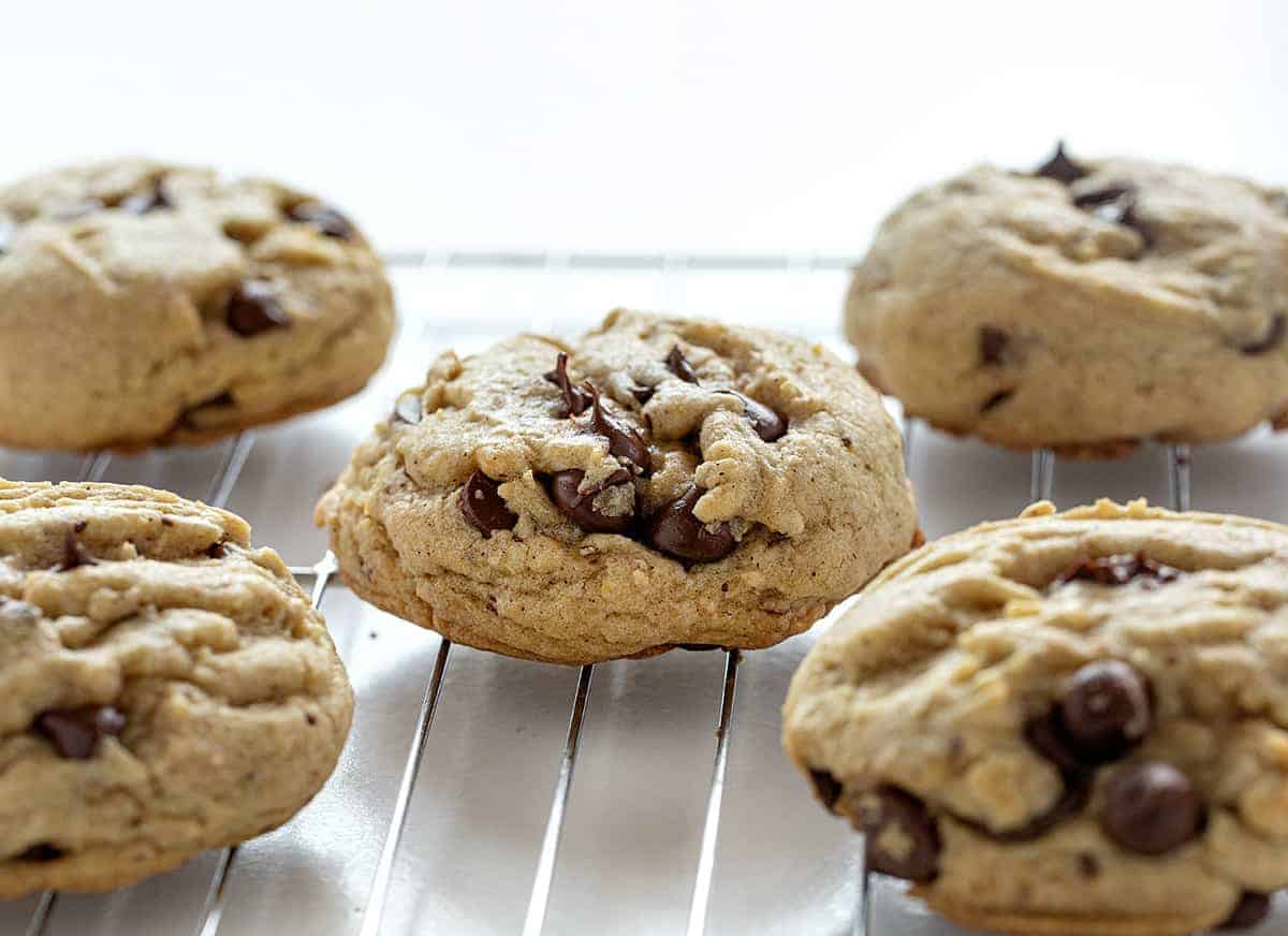 Pumpkin Spice Chocolate Chip Cookies add a hint of pumpkin spice to everyone's favorite cookie! pumpkin spice chocolate chip cookie, pumpkin spice, homemade pumpkin spice, iambaker, fall treats, pumpkin, desserts, cookies, baking, chocolate chip cookies 南瓜香料巧克力脆饼放在冷却架上