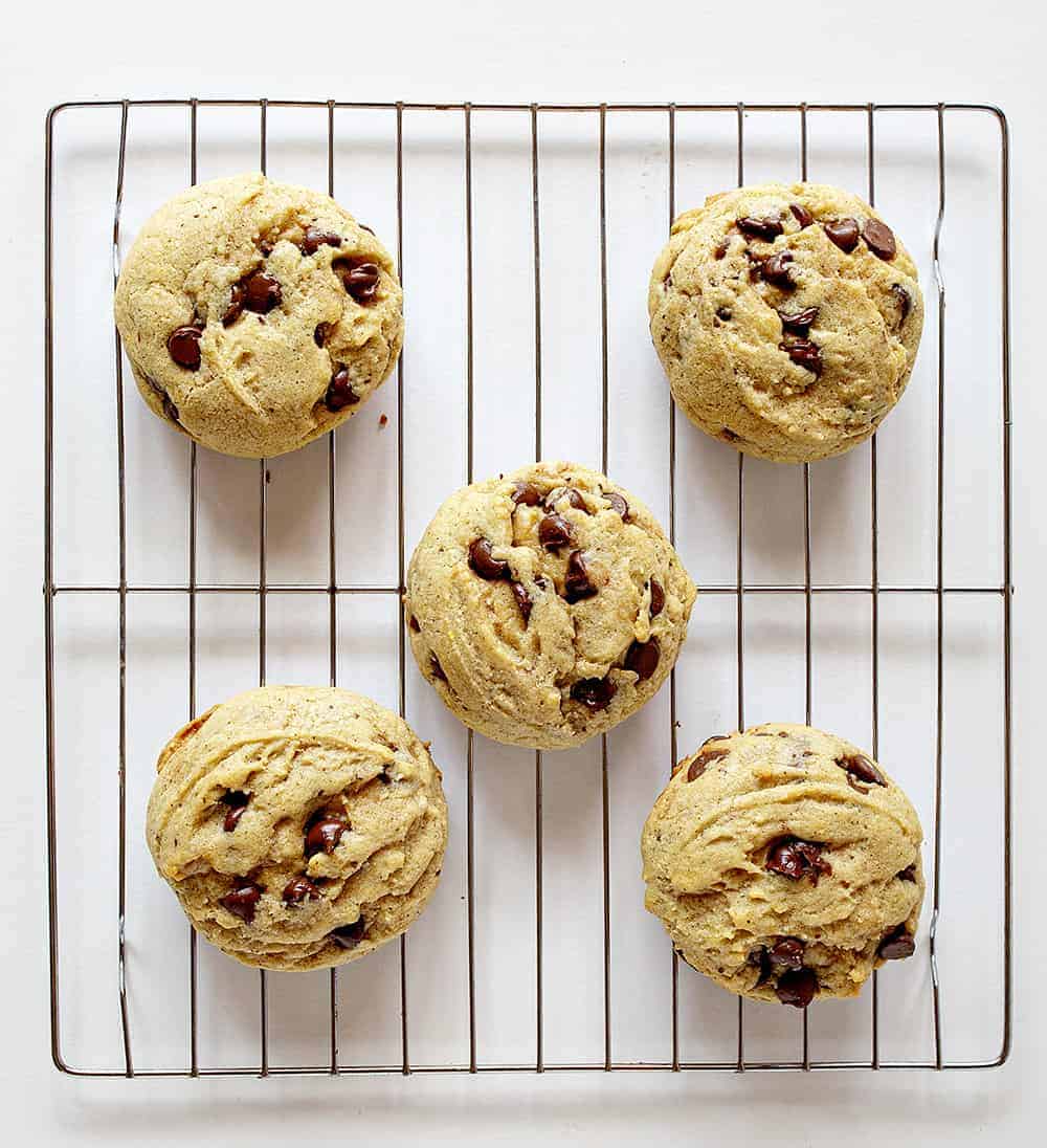 Pumpkin Spice Chocolate Chip Cookies add a hint of pumpkin spice to everyone's favorite cookie! pumpkin spice chocolate chip cookie, pumpkin spice, homemade pumpkin spice, iambaker, fall treats, pumpkin, desserts, cookies, baking, chocolate chip cookies 头顶上有5个南瓜味巧克力饼干