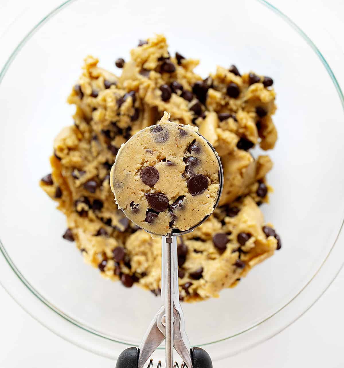 Pumpkin Spice Chocolate Chip Cookies add a hint of pumpkin spice to everyone's favorite cookie! pumpkin spice chocolate chip cookie, pumpkin spice, homemade pumpkin spice, iambaker, fall treats, pumpkin, desserts, cookies, baking, chocolate chip cookies 南瓜香料巧克力饼干面团勺