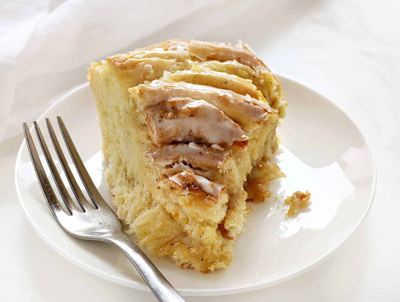 This Orange Cardamom Breakfast Twist is a recipe I will be making again and again. It is a bit shocking how such simple ingredients come together to create such a flavor-filled and delicious treat! breakfast, bread twist, homemade, baking, orange bread, iambaker, recipes, orange glaze, twist bread 片橙色豆蔻早餐面包