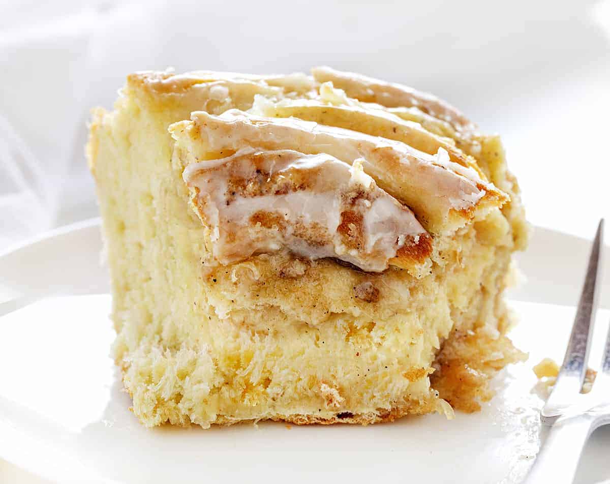 This Orange Cardamom Breakfast Twist is a recipe I will be making again and again. It is a bit shocking how such simple ingredients come together to create such a flavor-filled and delicious treat! breakfast, bread twist, homemade, baking, orange bread, iambaker, recipes, orange glaze, twist bread 切成块的橙色小豆蔻早餐面包