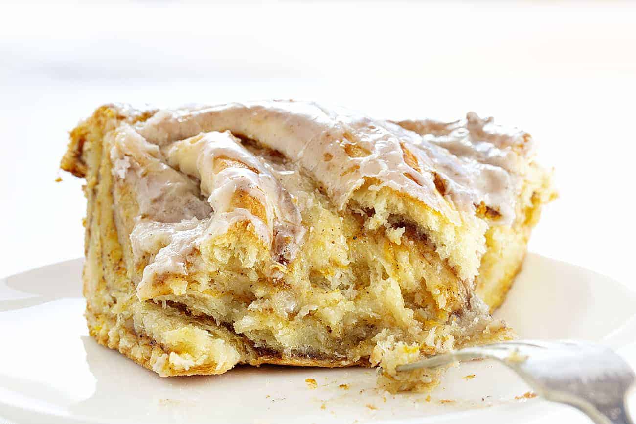 Filled with pumpkin filling and homemade pumpkin pie spice, Pumpkin Spice Bread Twist will be your new favorite fall treat or breakfast! pumpkin spice bread twist, homemade pumpkin spice, pumpkin spice, twist bread, bread recipes, iambaker, baking, sweet bread, breakfast, fall recipes 咬了的南瓜香料面包