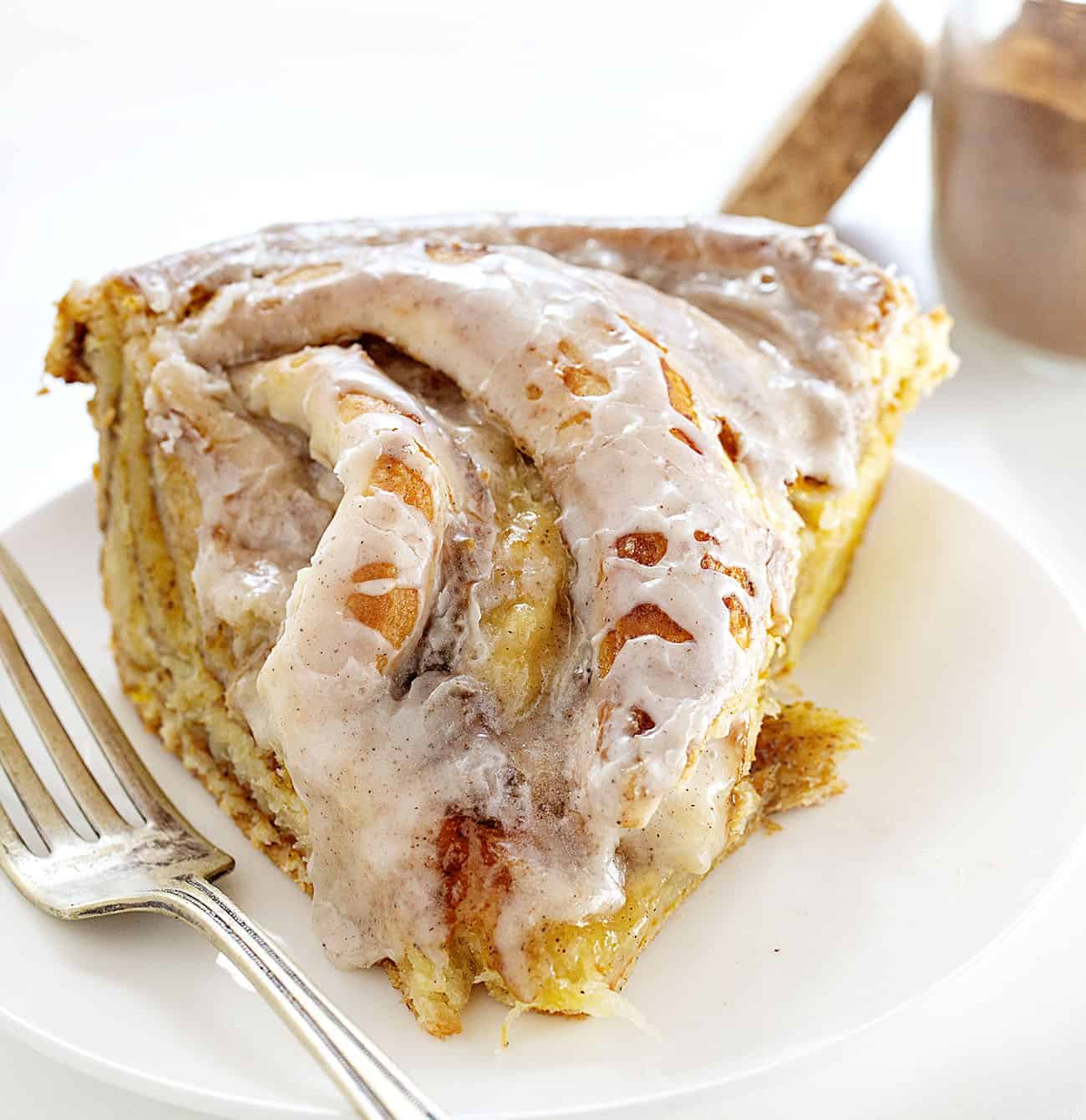 Filled with pumpkin filling and homemade pumpkin pie spice, Pumpkin Spice Bread Twist will be your new favorite fall treat or breakfast! pumpkin spice bread twist, homemade pumpkin spice, pumpkin spice, twist bread, bread recipes, iambaker, baking, sweet bread, breakfast, fall recipes 块南瓜饼面包