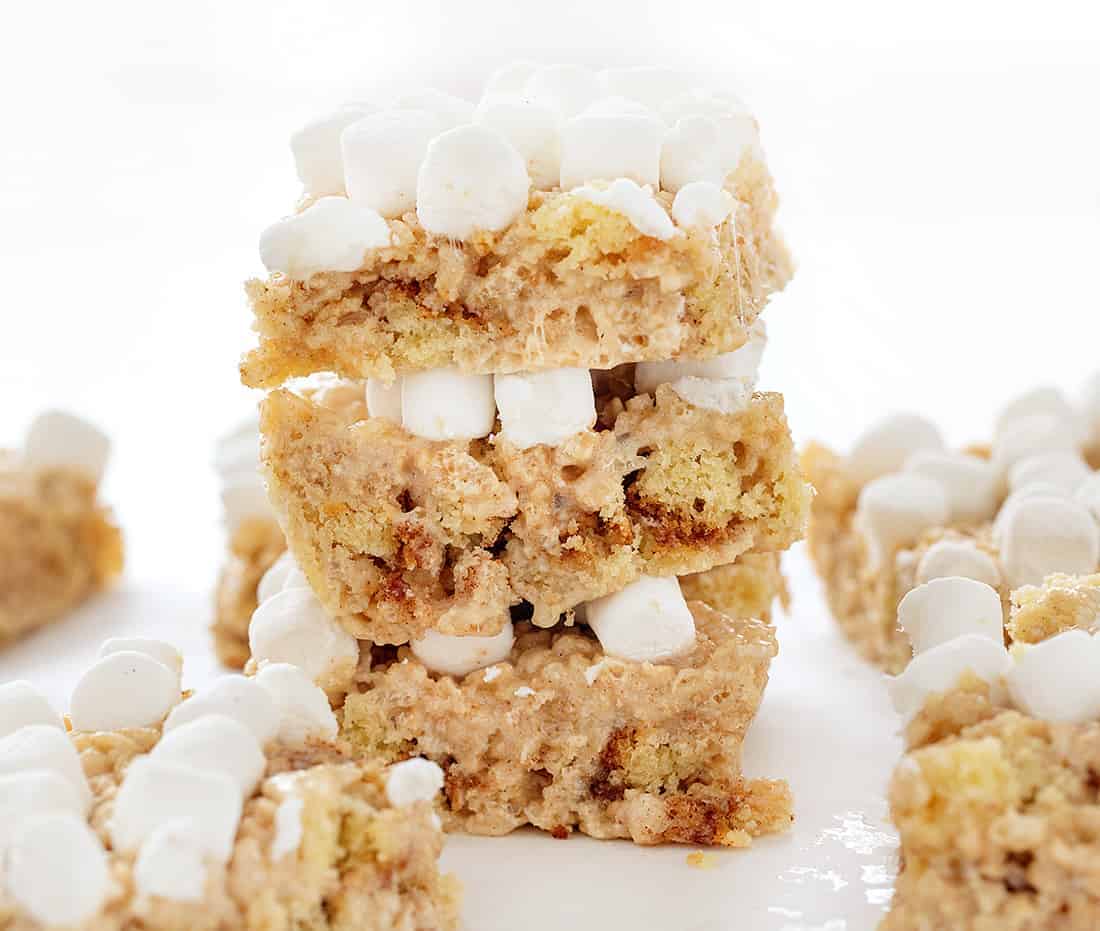 These Snickerdoodle Rice Krispy Bars are going to make you FAMOUS with your crew! Loaded with amazing snickerdoodle flavor yet ooey and gooey because it's based on a classic rice krispy bar. #snickerdoodle #snickerdoodlericekrispy #ricekrispybar #nobake #treats #dessert #snacks #afterschoolsnack #holidaybaking #iambaker #recipes 堆Snickerdoodle大米Krispy酒吧
