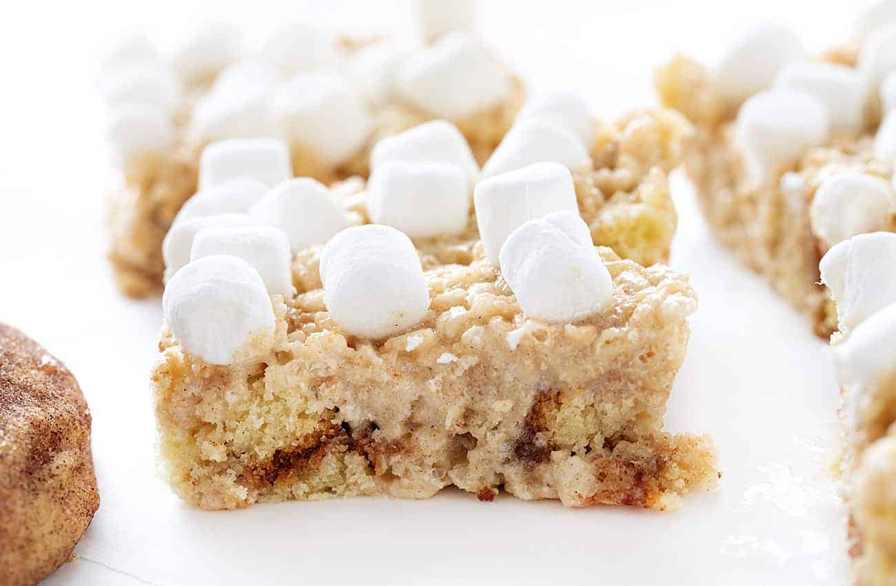 These Snickerdoodle Rice Krispy Bars are going to make you FAMOUS with your crew! Loaded with amazing snickerdoodle flavor yet ooey and gooey because it's based on a classic rice krispy bar. #snickerdoodle #snickerdoodlericekrispy #ricekrispybar #nobake #treats #dessert #snacks #afterschoolsnack #holidaybaking #iambaker #recipes 一个Snickerdoodle大米Krispy酒吧