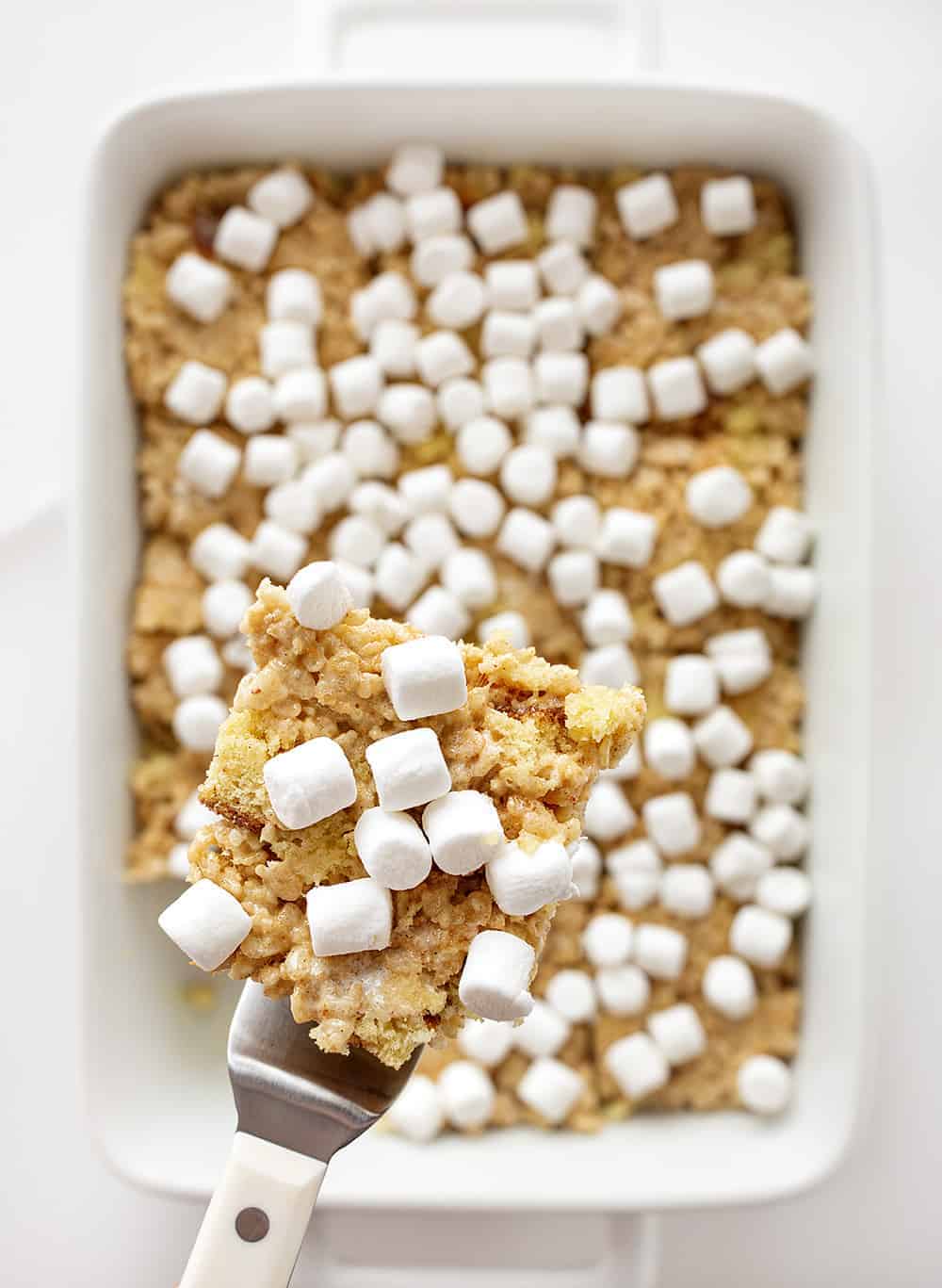 These Snickerdoodle Rice Krispy Bars are going to make you FAMOUS with your crew! Loaded with amazing snickerdoodle flavor yet ooey and gooey because it's based on a classic rice krispy bar. #snickerdoodle #snickerdoodlericekrispy #ricekrispybar #nobake #treats #dessert #snacks #afterschoolsnack #holidaybaking #iambaker #recipes 一个削减Snickerdoodle大米Krispy酒吧