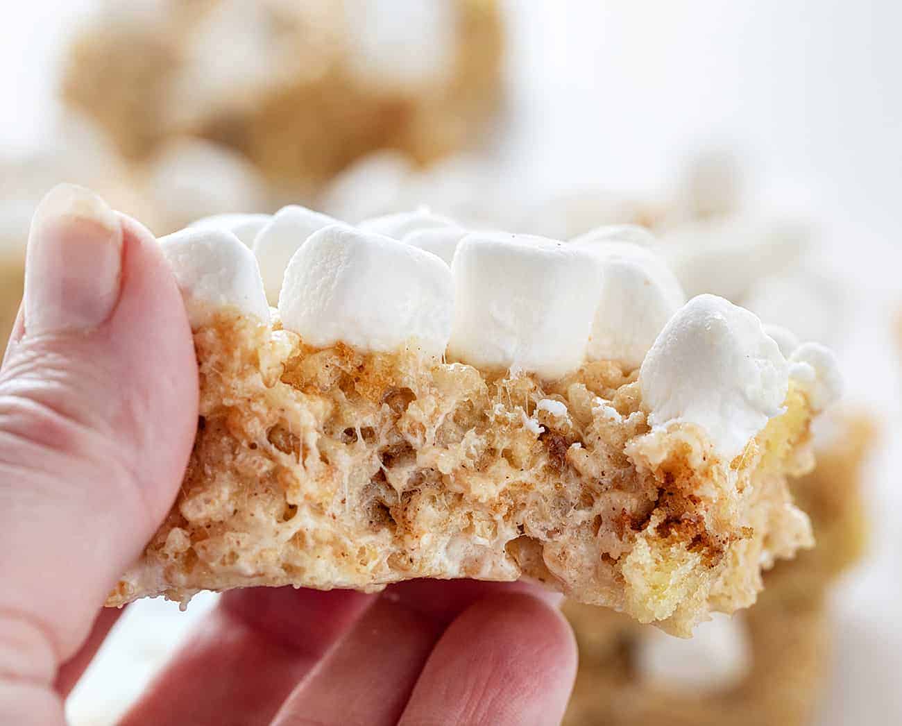 These Snickerdoodle Rice Krispy Bars are going to make you FAMOUS with your crew! Loaded with amazing snickerdoodle flavor yet ooey and gooey because it's based on a classic rice krispy bar. #snickerdoodle #snickerdoodlericekrispy #ricekrispybar #nobake #treats #dessert #snacks #afterschoolsnack #holidaybaking #iambaker #recipes 到Snickerdoodle大米Krispy酒吧