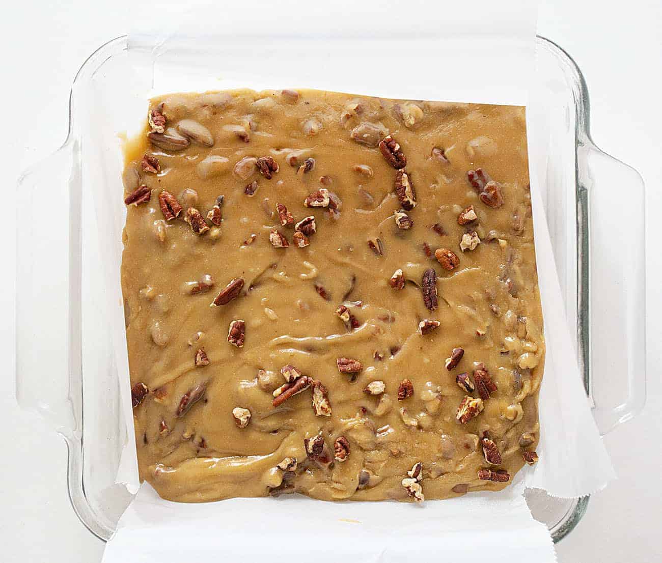 With a smooth, buttery flavor and a pecan crunch, Butter Pecan Fudge melts in your mouth and is a sweet treat with just the right amount of nuttiness! #butterpecanfudge #fudgerecipes #butterpecan #roastedpecans #pecanrecipes #fudge #iambaker #baking #treats #candy 锅里的黄油核桃软糖