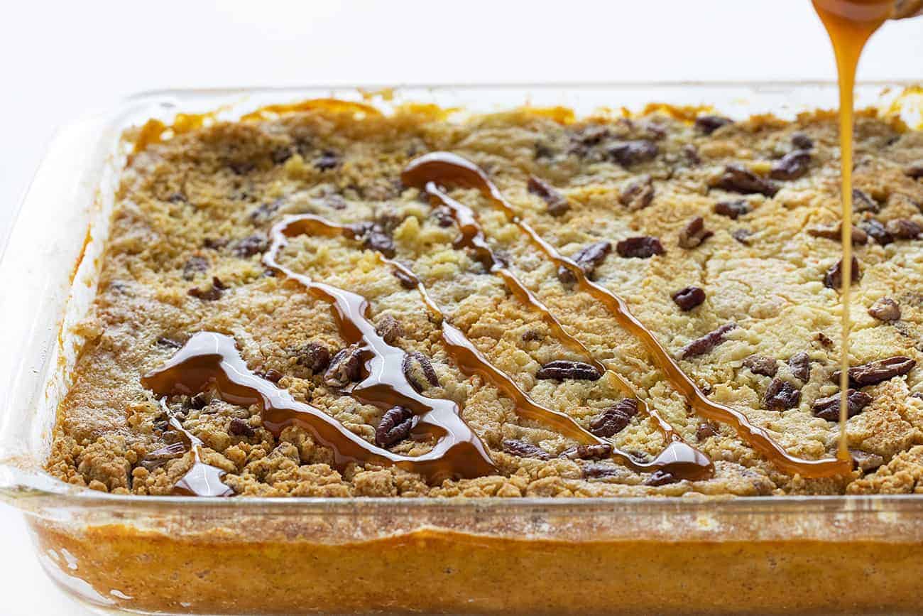 Layered with pumpkin, cake mix, and pecans, this Pumpkin Pecan Dump Cake gets added sweetness from a homemade caramel topping! pumpkinpecandumpcake, dumpcakes, falltreats, desserts, iambaker, baking, homemadecaramelsauce, thanksgivingmenu 细雨焦糖南瓜蛋糕山核桃转储