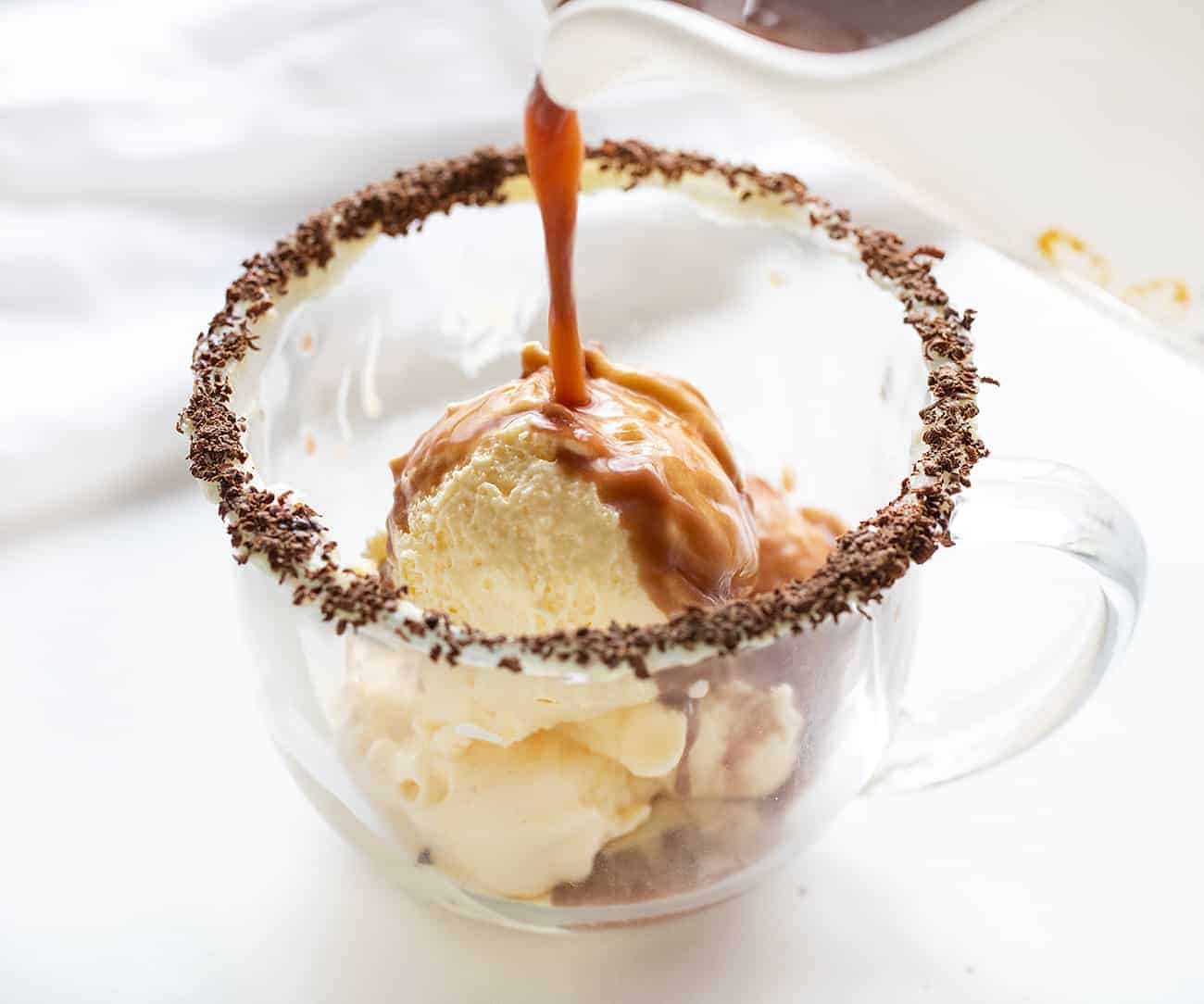 把热巧克力倒在冰淇淋上，让一个喝醉的雪人喝