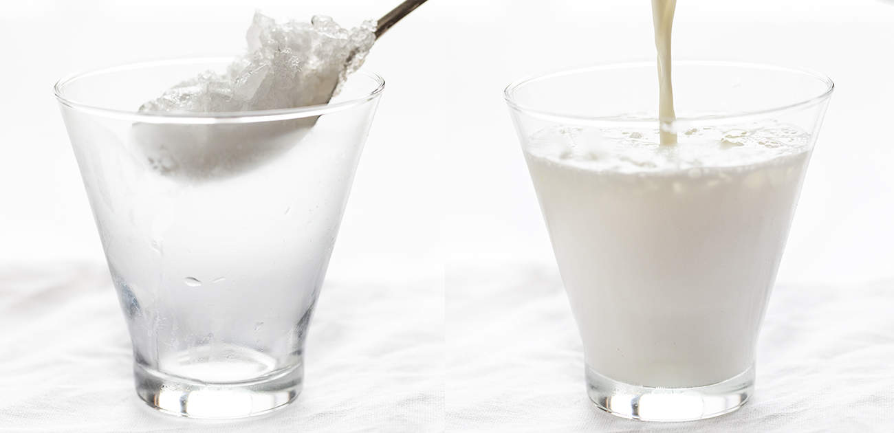 This White Chocolate Martini is topped with dark chocolate shavings, it's a cocktail that you can sip all winter long! New Years Eve Drink, cocktail, cocktail recipes, drink ideas for NYE, how to make a chocolate martini, white chocolate martini, easy martini recipe, white chocolate, beverage, drink recipes, i am baker 在白巧克力马提尼里加冰和酒