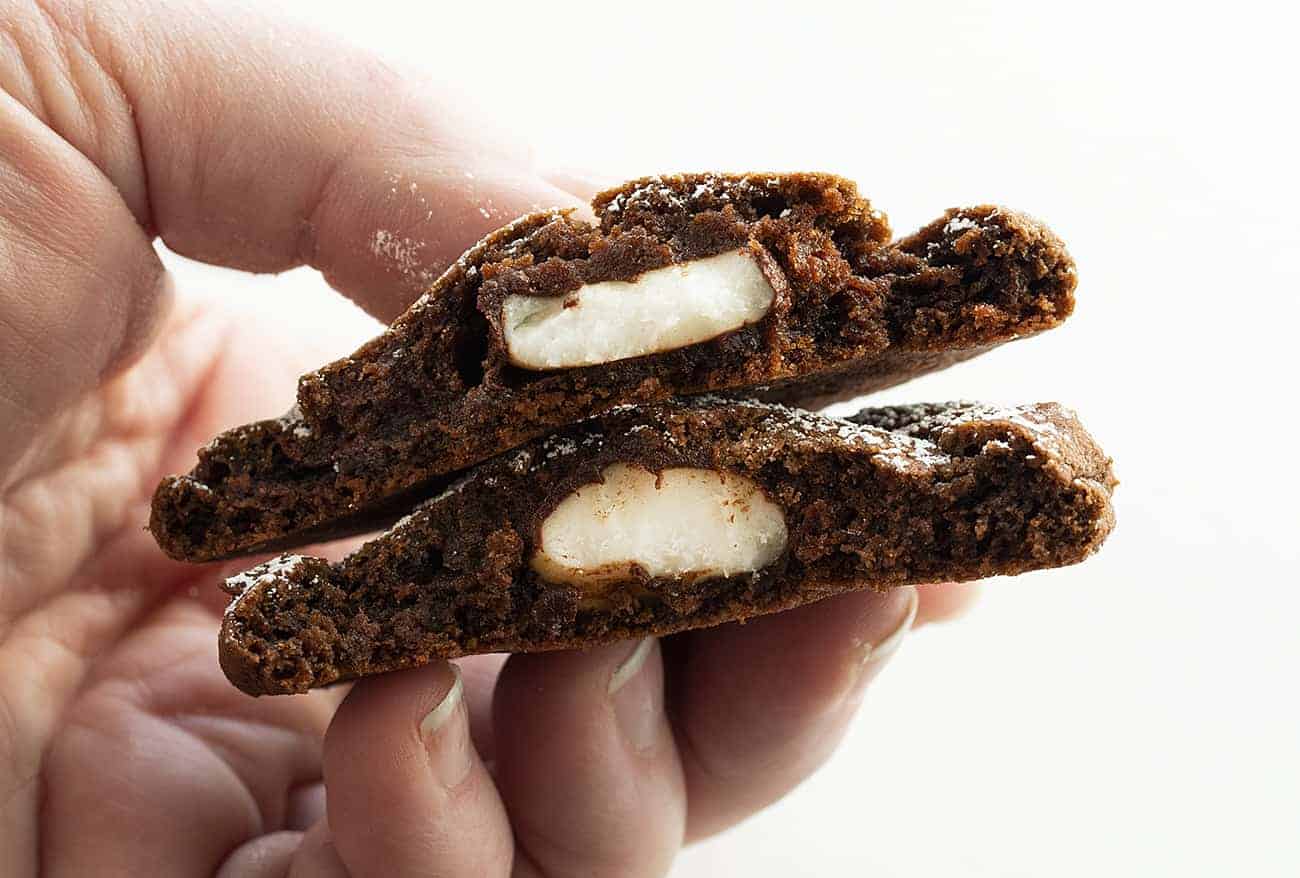 Peppermint Patty Stuffed Chocolate Cookies are a chocolate cookie bursting with a surprise peppermint patty inside for the perfect holiday treat! peppermint patty stuffed chocolate cookie, peppermint patties, chocolate cookies, iambaker, holiday treats, chocolate peppermint cookies, baking, cookies 持有控股碎薄荷帕蒂塞巧克力饼干