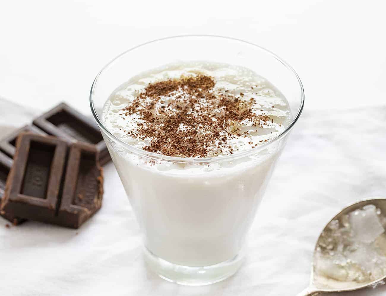 This White Chocolate Martini is topped with dark chocolate shavings, it's a cocktail that you can sip all winter long! New Years Eve Drink, cocktail, cocktail recipes, drink ideas for NYE, how to make a chocolate martini, white chocolate martini, easy martini recipe, white chocolate, beverage, drink recipes, i am baker 白巧克力马提尼