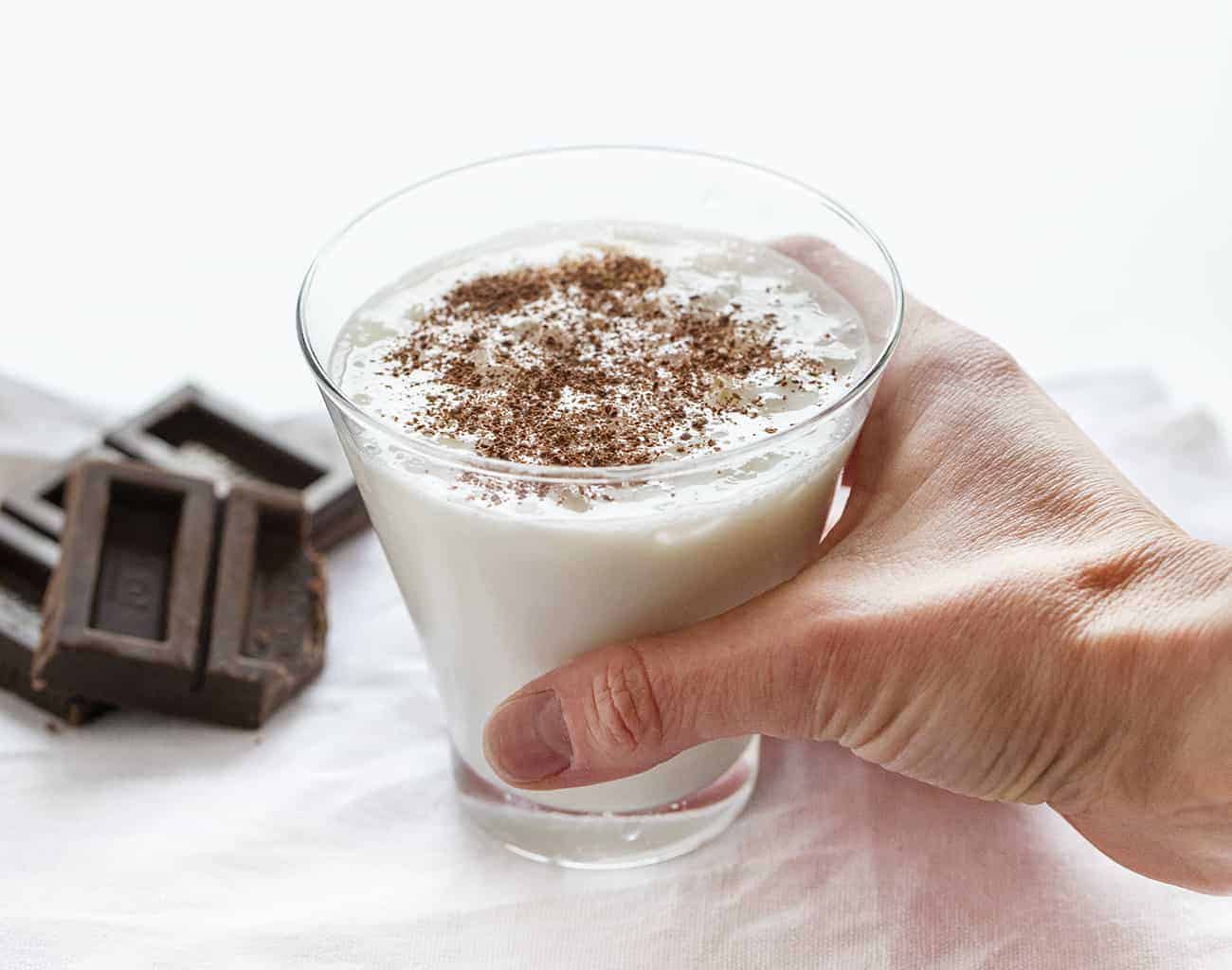 This White Chocolate Martini is topped with dark chocolate shavings, it's a cocktail that you can sip all winter long! New Years Eve Drink, cocktail, cocktail recipes, drink ideas for NYE, how to make a chocolate martini, white chocolate martini, easy martini recipe, white chocolate, beverage, drink recipes, i am baker 手拿白巧克力马提尼