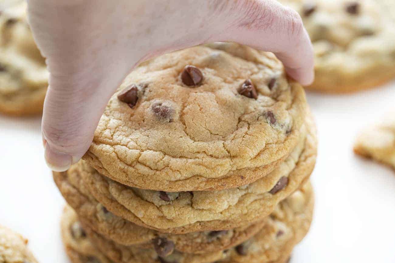 手拿起芝士蛋糕塞巧克力曲奇gydF4y2Ba