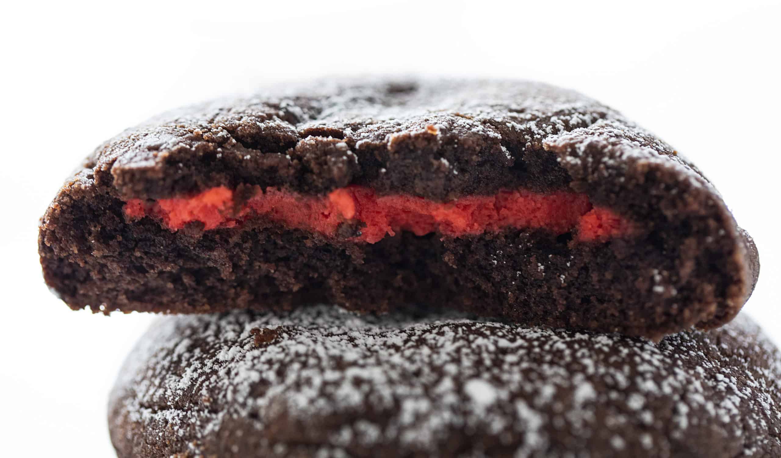 Raspberry Cheesecake Chocolate Sugar Cookies are melt in your mouth chocolate sugar cookies with a raspberry cream cheese filling inside! Chocolate Sugar Cookies, Stuffed Cookies, Easy chocolate sugar cookies, chocolate stuffed cookies, how to make stuffed cookies, chocolate raspberry cookies, chocolate raspberry dessert, sweets, recipes, baking, cookies, i am baker 到覆盆子芝士蛋糕巧克力糖饼干