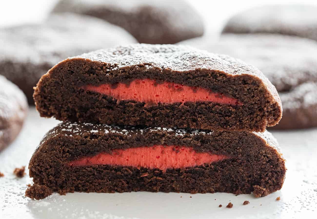 Raspberry Cheesecake Chocolate Sugar Cookies are melt in your mouth chocolate sugar cookies with a raspberry cream cheese filling inside! Chocolate Sugar Cookies, Stuffed Cookies, Easy chocolate sugar cookies, chocolate stuffed cookies, how to make stuffed cookies, chocolate raspberry cookies, chocolate raspberry dessert, sweets, recipes, baking, cookies, i am baker 树莓芝士蛋糕巧克力糖饼干