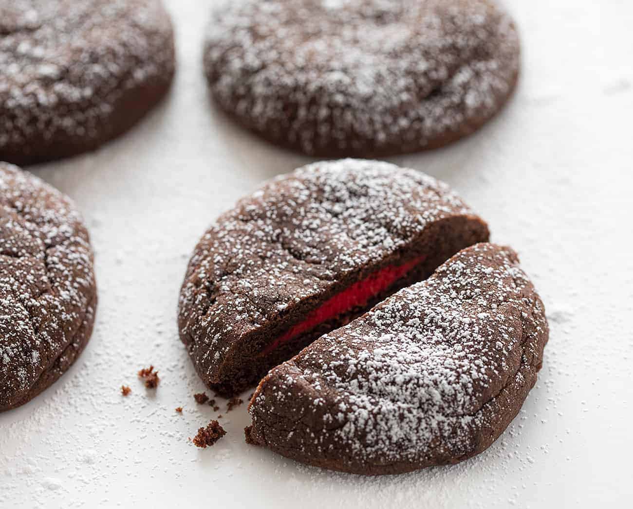 Raspberry Cheesecake Chocolate Sugar Cookies are melt in your mouth chocolate sugar cookies with a raspberry cream cheese filling inside! Chocolate Sugar Cookies, Stuffed Cookies, Easy chocolate sugar cookies, chocolate stuffed cookies, how to make stuffed cookies, chocolate raspberry cookies, chocolate raspberry dessert, sweets, recipes, baking, cookies, i am baker 树莓芝士蛋糕巧克力糖饼切成