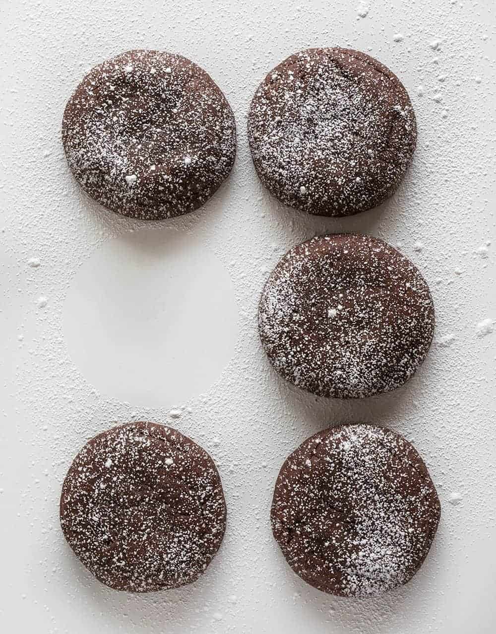 Raspberry Cheesecake Chocolate Sugar Cookies are melt in your mouth chocolate sugar cookies with a raspberry cream cheese filling inside! Chocolate Sugar Cookies, Stuffed Cookies, Easy chocolate sugar cookies, chocolate stuffed cookies, how to make stuffed cookies, chocolate raspberry cookies, chocolate raspberry dessert, sweets, recipes, baking, cookies, i am baker 树莓芝士蛋糕巧克力糖饼干俯视了糖果糖和一个失踪